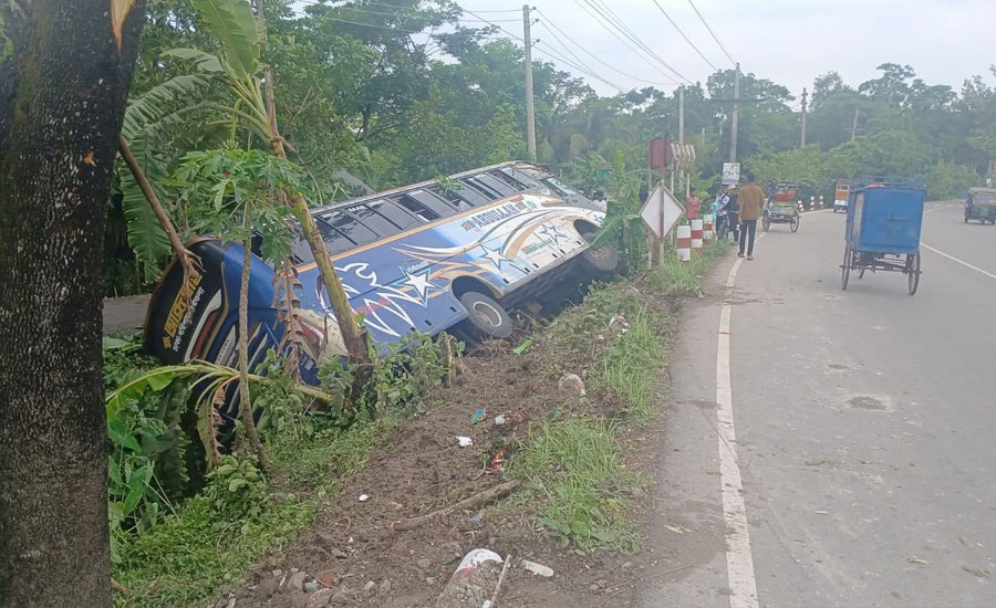 ঝালকাঠিতে নিয়ন্ত্রণ হারিয়ে বাস খাদে পড়ে ১০ যাত্রী আহত