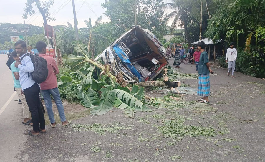 ঝালকাঠিতে নিয়ন্ত্রণ হারিয়ে বাস খাদে পড়ে ১০ যাত্রী আহত