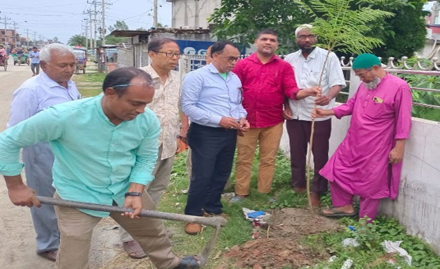 পত্নীতলায় ব্যক্তি উদ্যোগে বৃক্ষ রোপণ 
