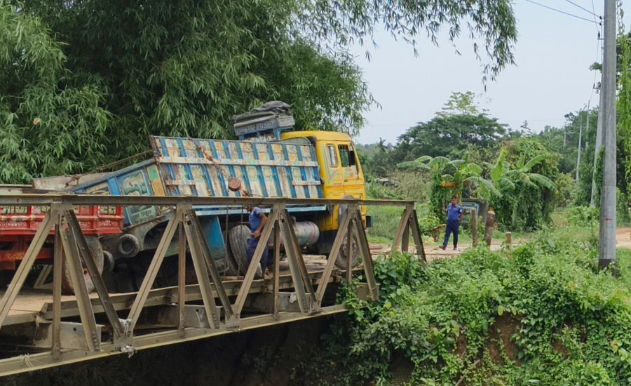 বেইলি ব্রিজের পাটাতন ধসে ট্রাক আটকা, বিচ্ছিন্ন দীঘিনালা–মাইনি সড়ক যোগাযোগ