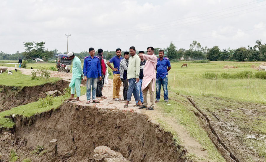 ভয়াবহ ভাঙন দ্রুত বিকল্প সড়ক নির্মাণের আশ্বাস চেয়ারম্যান: মাসুক মিয়ার