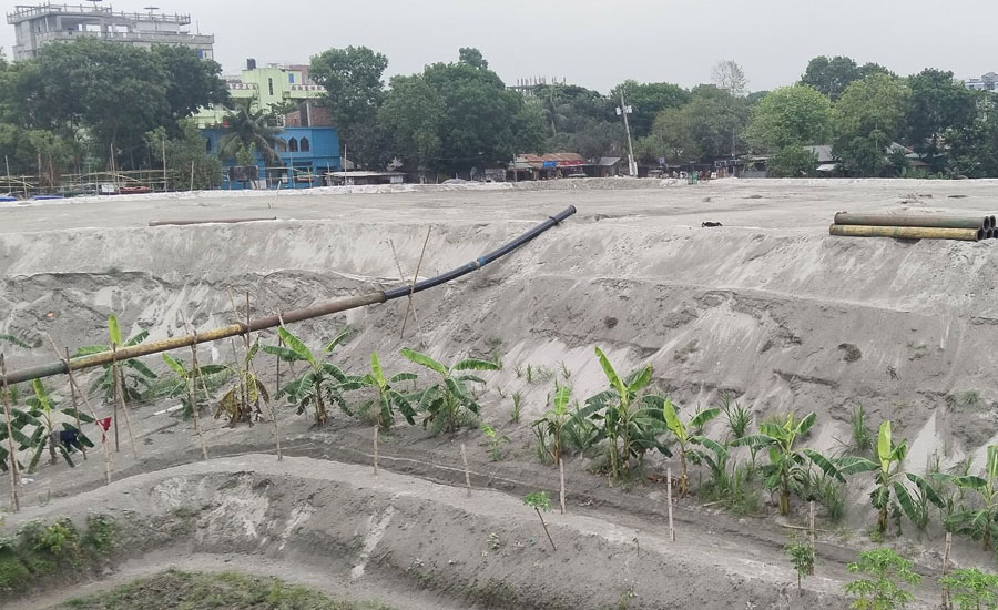 মানিকগঞ্জে মহাসড়ক ও নদীতীরে বালুর স্তূপ, ভোগান্তিতে এলাকাবাসি