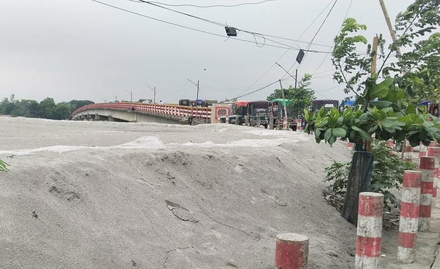 মানিকগঞ্জে মহাসড়ক ও নদীতীরে বালুর স্তূপ, ভোগান্তিতে এলাকাবাসি