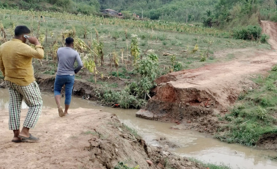 একটি সেতুর অভাবে বন্দি জীবন লামা উপজেলার দুর্গম ফাইতং খালের স্রোতে ঝরে গেছে বহু প্রাণ, কাঁদছে কুইজ্জাখোলা পাড়া