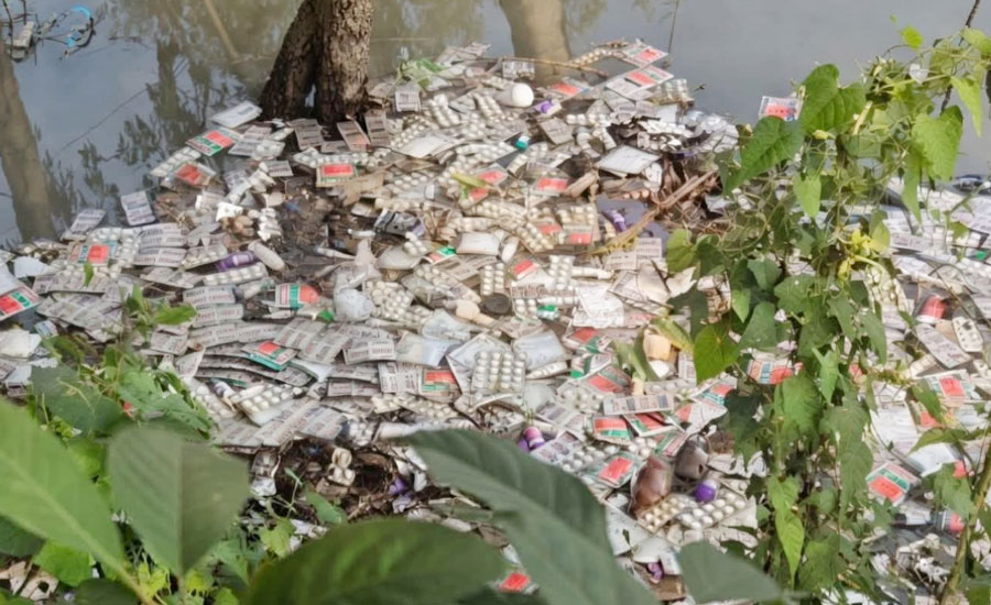 ইসলামপুরে কমিউনিটি ক্লিনিকের পাশের ডোবায় বিপুল পরিমাণ ওষুধ উদ্ধার, তদন্ত কমিটি গঠন