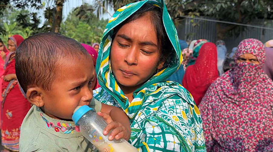 ফুপুর কোলে পিটুনিতে নিহত ট্রাকচালক হান্নানের মেয়ে মুসলিমা ইসলাম।