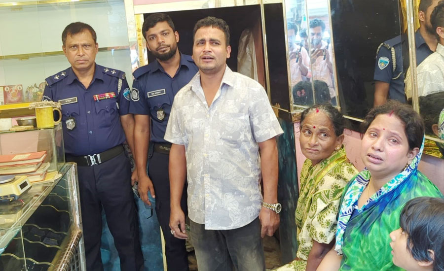 রামগঞ্জে স্বর্ণের দোকানে ডাকাতি: নিখোঁজ নৈশপ্রহরীর লাশ উদ্ধার হাজীগঞ্জে