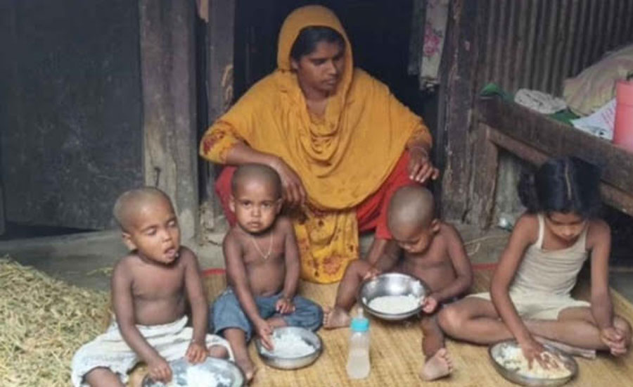 নাটোরে ঝুপড়ি ঘরে ৪ শিশু কন্যা নিয়ে বন্যার মানবেতর জীবন