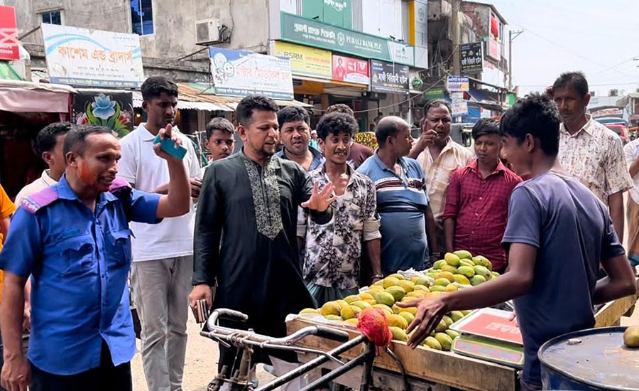 পেকুয়া বাজারে ফুটপাত দখলমুক্তে শৃঙ্খলা ফেরাতে মাঠে যুবদল নেতা মুকুট