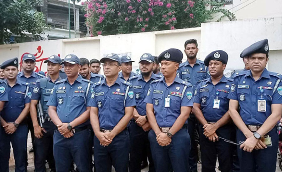 ১৬ ডিআইজিসহ আরও ১৭ পুলিশ কর্মকর্তাকে বাধ্যতামূলক অবসরে পাঠাল সরকার