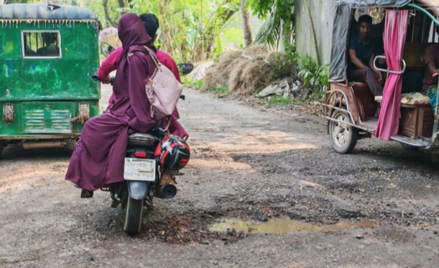 রাস্তাতা তো নয়, যেন মরণ ফাঁদ 