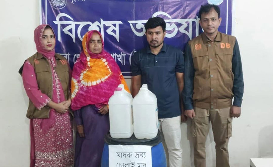 সাভারে ১১২ লিটার চোলাই মদসহ ডিবির হাতে আটক ২