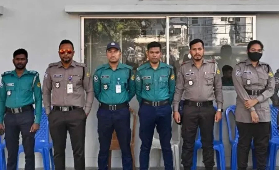 নেভি ব্লু শার্টে ফিরছে পুলিশ, প্যান্টের রঙ কী?
