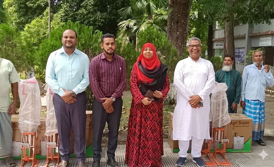 কৃষি উন্নয়নে চরভদ্রাসনে কৃষকদের মাঝে ফুটপাম্প ও হ্যান্ড স্প্রেয়ার বিতরণ