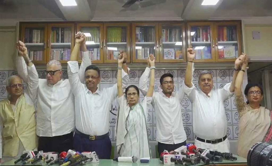 পদত্যাগ করতে নারাজ মমতা, না করলে কী হবে