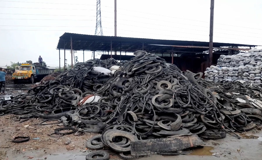 মানিকগঞ্জ সিংগাইরে ছাড়পত্র ছাড়াই টায়ার পোড়ানোর কারখানা