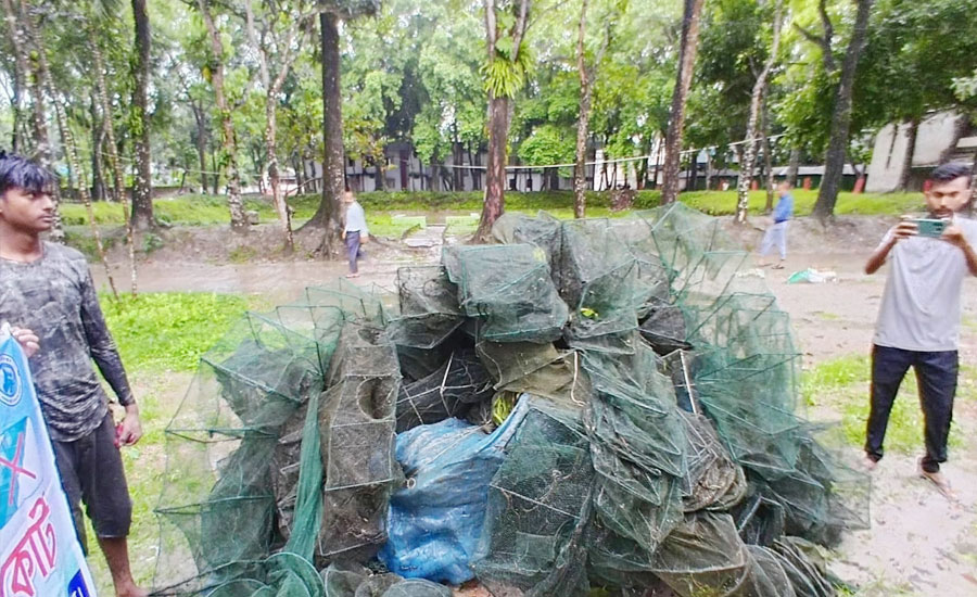 রাজারহাটে অবৈধ মাছ শিকার রোধে মোবাইল কোর্টের অভিযান