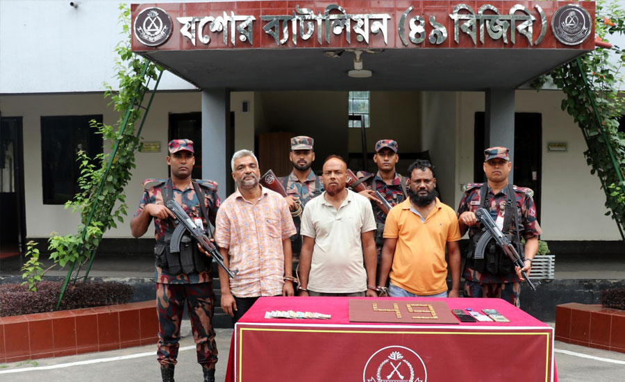 যশোরের ২৬ টি স্বর্ণের বারসহ তিনজন আটক