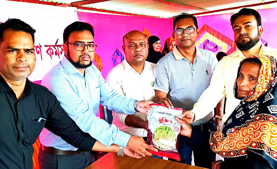 বাউফলে ব্র্যাকের উদ্যোগে ১০০ কৃষকের মাঝে উন্নতমানের বীজ বিতরণ