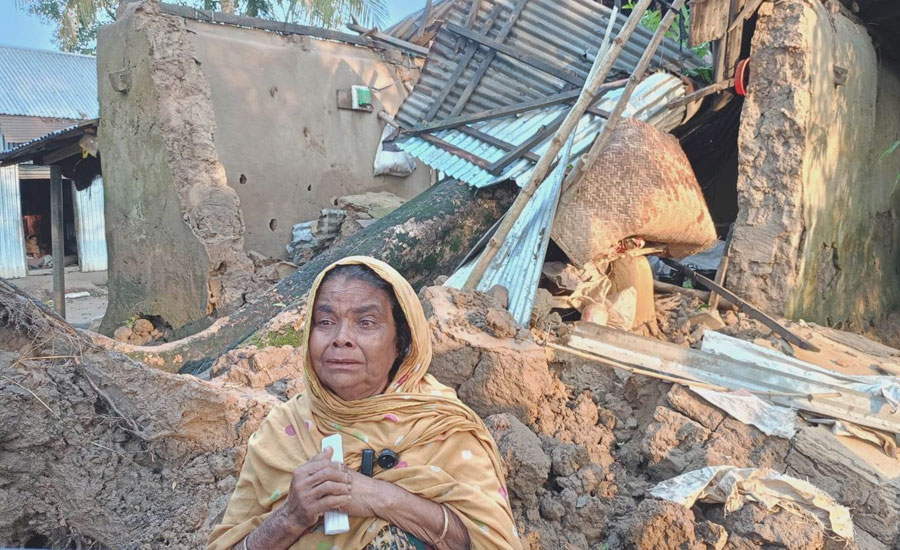 দুর্গাপুরে কালবৈশাখীর হানা গাছ ভেঙে বসতঘরে, প্রাণে বাঁচল আছমা খাতুন
