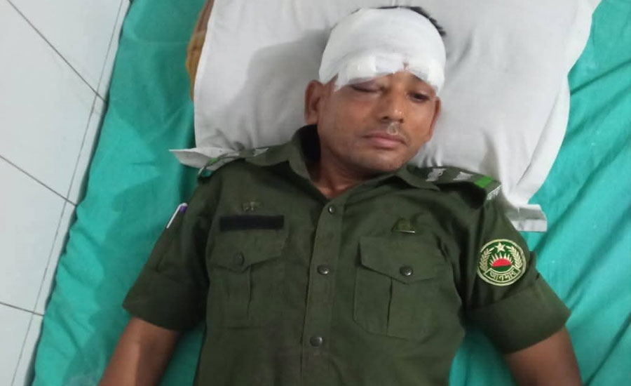 সাভারের মহাসড়কে হকার বসতে না দেওয়ার আনসারদের উপর হামলা,আহত-৬