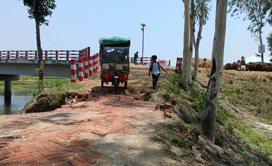 চিলমারী-মিনাবাজার সড়ক যখন মৃত্যুকূপ, ভোগান্তিতে প্রায় অর্ধলক্ষ মানুষ