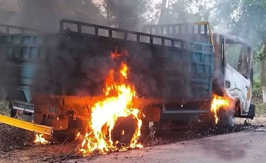 গাজীপুরে গরু চুরির অভিযোগে তিনজনকে পিটিয়ে হত্যা, পিকআপে আগুন