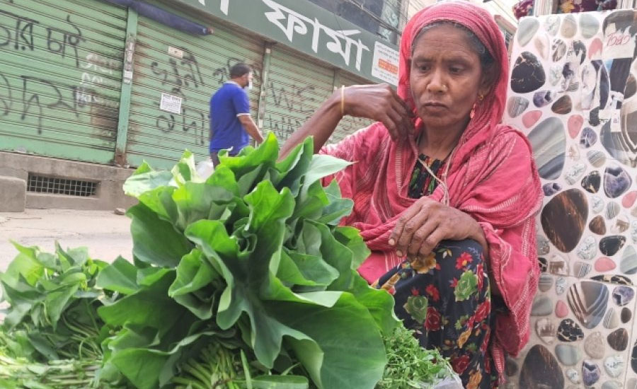 ৭ সন্তান থাকলেও ভরসা নেই, শাক বিক্রি করেই চলছে মনোয়ারার জীবন