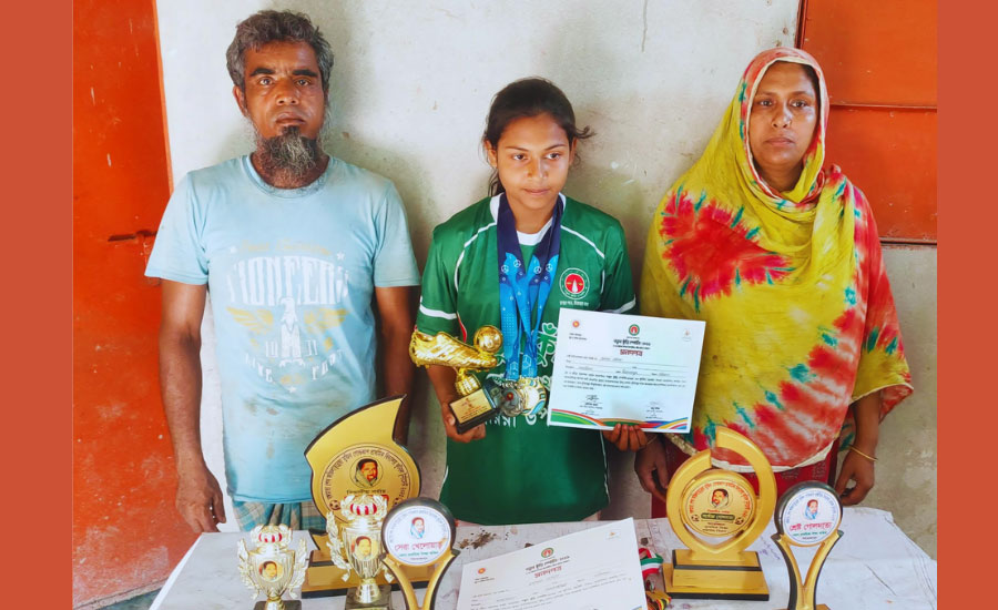 দারিদ্র্য জয় করে ফুটবলে ভাণ্ডারিয়ার নতুন বিস্ময়