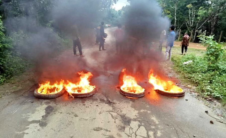 বাঘাইছড়িতে ইউপিডিএফের আদাবেলা সড়ক অবরোধ, যান চলাচল বন্ধ