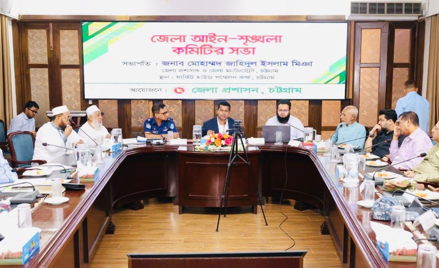 সড়ক-মহাসড়কে গরুর হাট নয়, অস্ত্র উদ্ধারে বিশেষ অভিযানের নির্দেশ চট্টগ্রাম ডিসির