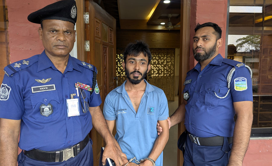 মাদকসহ গোপনে ছাত্রীদের ছবি তোলার অভিযোগে বাকৃবিতে আটক নেত্রকোনার যুবক