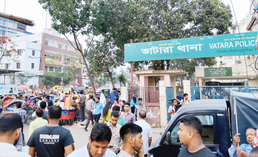 কূটনৈতিক জোনে ফুটপাত হকারদের দখলে, সড়কজুড়ে অটোরিকশা-ইজিবাইক