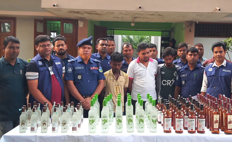 শেরপুরে পুলিশের অভিযানে ১০৮ বোতল ভারতীয় মদসহ ৩ মাদক কারবারি আটক