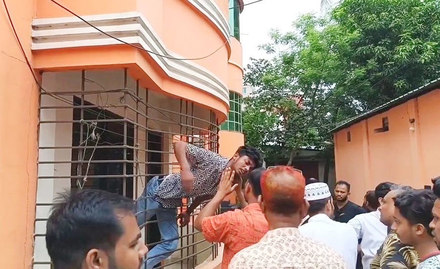 পালানোর সময় গ্রিলে আটকে গেল চোর, ভিডিও ভাইরাল