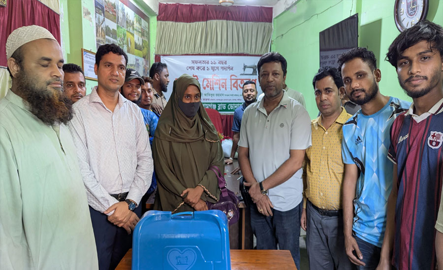 রামগঞ্জ ব্লাড ডোনার্স ক্লাবের এক যুগ ফুর্তি : আত্নকর্মসস্থানে সেলাই মেশিন বিতরণ