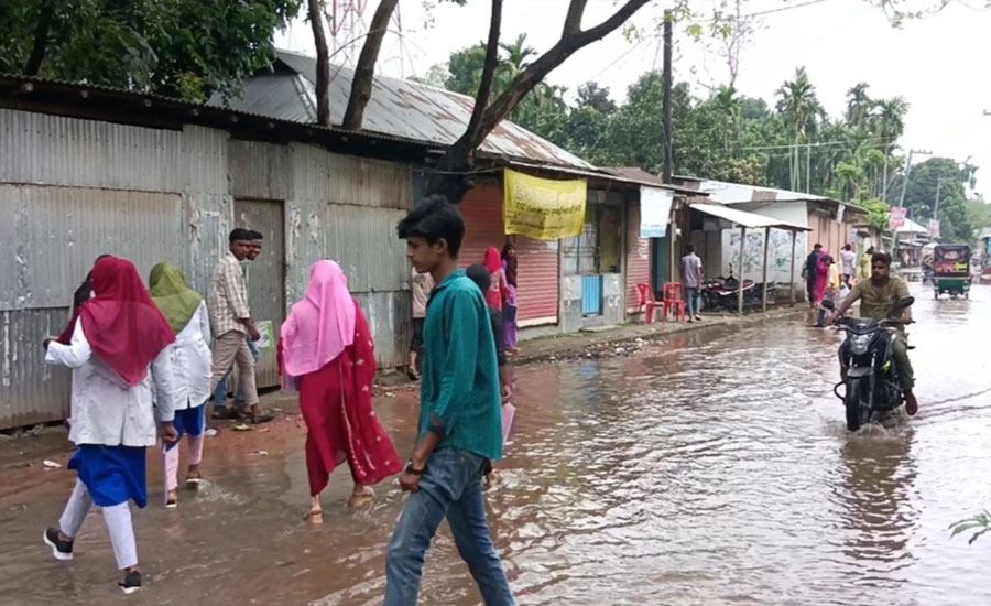 ফুলবাড়ীতে জলাবদ্ধতায় দুর্ভোগে শিক্ষার্থী ও সাধারণ মানুষ