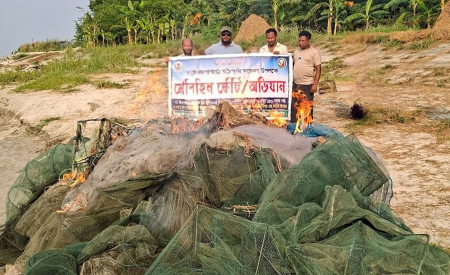 পদ্মা নদীতে অবৈধ জালের বিরুদ্ধে অভিযান: জব্দ ১০ হাজার মিটার কারেন্ট জাল