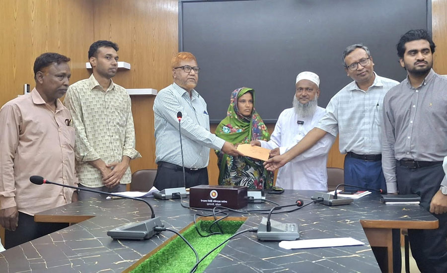 ভূরুঙ্গামারীতে এলসিএস সদস্যদের মাঝে নগদ অর্থ বিতরণ