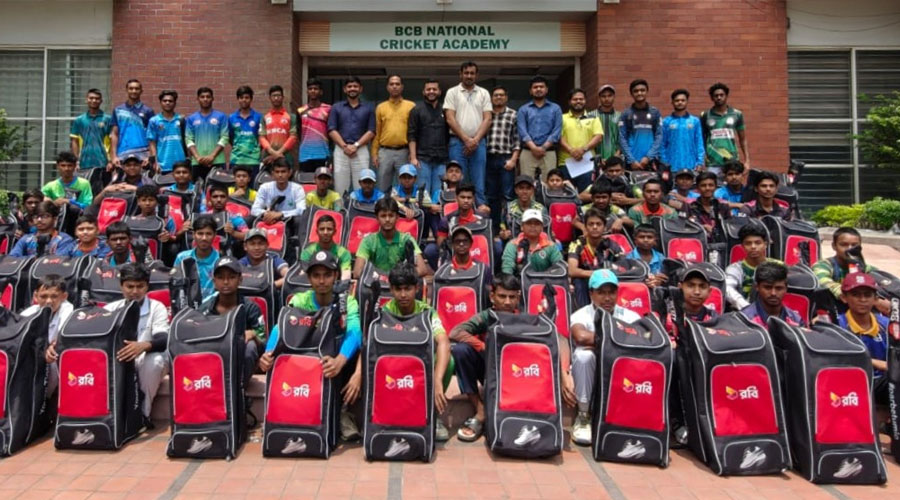 ৯০ জন নবীন খেলোয়াড়কে ক্রিকেট কিট দিলো রবি