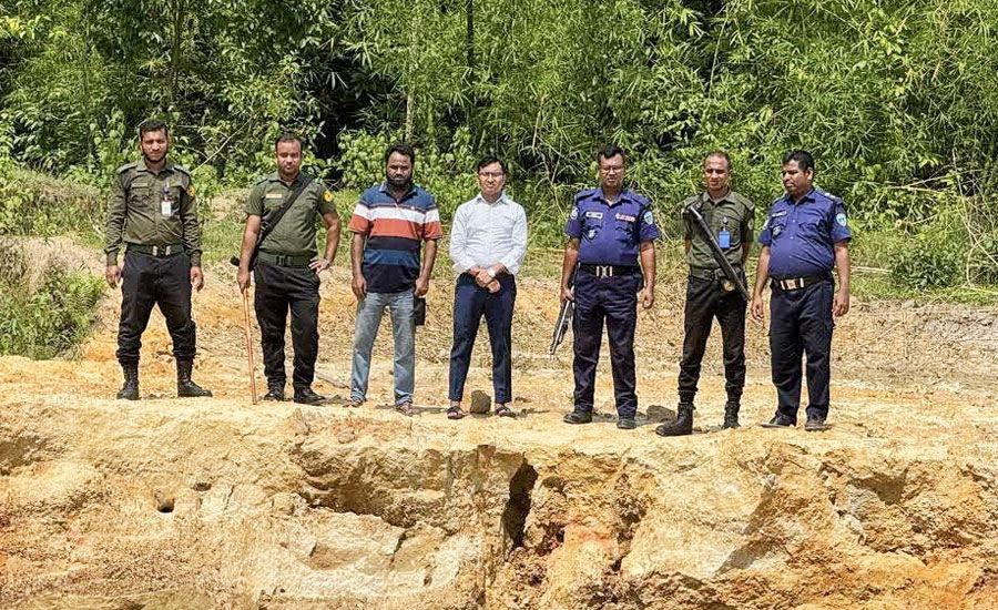 অবৈধ বালু উত্তোলন ঠেকাতে গিয়ে হামলার মুখে মোবাইল কোর্ট