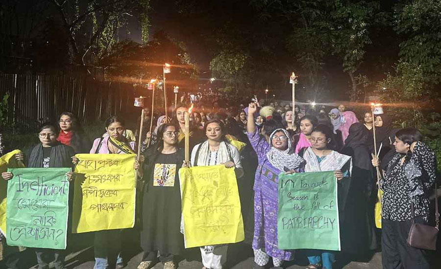 জাবি ছাত্রীকে ধর্ষণ চেষ্টার প্রতিবাদে ফুঁসে উঠল শিক্ষার্থীরা