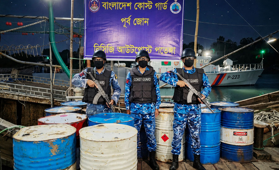সমুদ্রপথে মিয়ানমারে পাচারকালে ১৭,৪০০ লিটার ডিজেল জব্দ, গ্রেপ্তার ৯