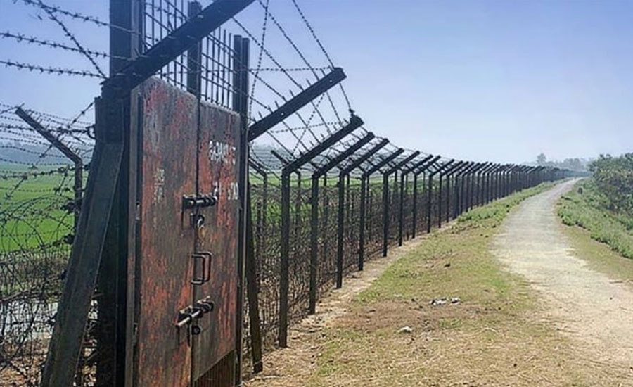 কাঁটাতারের বেষ্টনী দিয়ে ঘেরা সীমান্তের একটি স্থির চিত্র