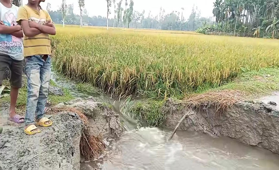রাজারহাটে রাস্তার বেহাল দশা জনদুর্ভোগে ৪ টি গ্রামের প্রায় ৫ হাজার মানুষ 