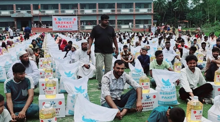 বেলকুচিতে অসহায় পরিবারের মাঝে খাদ্যসামগ্রী বিতরণ