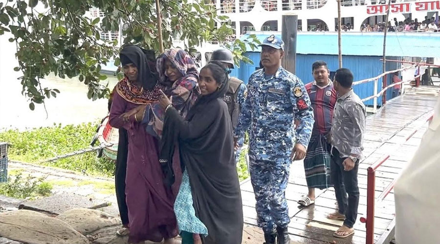 চাঁদপুরে লঞ্চে প্রসূতি মায়ের সন্তান প্রসব জরুরি সেবা দিলেন কোস্ট গার্ড 