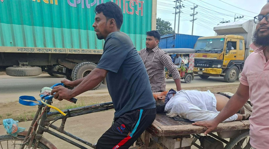 সোনারগাঁয়ে সড়ক দুর্ঘটনায় ভূমি সহকারী কর্মকর্তা নিহত