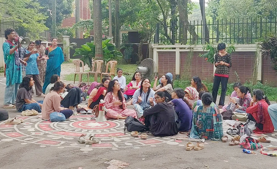 প্রক্টরের পদত্যাগের দাবিতে উপাচার্যের বাসভবনের সামনে শিক্ষার্থীদের অবস্থান