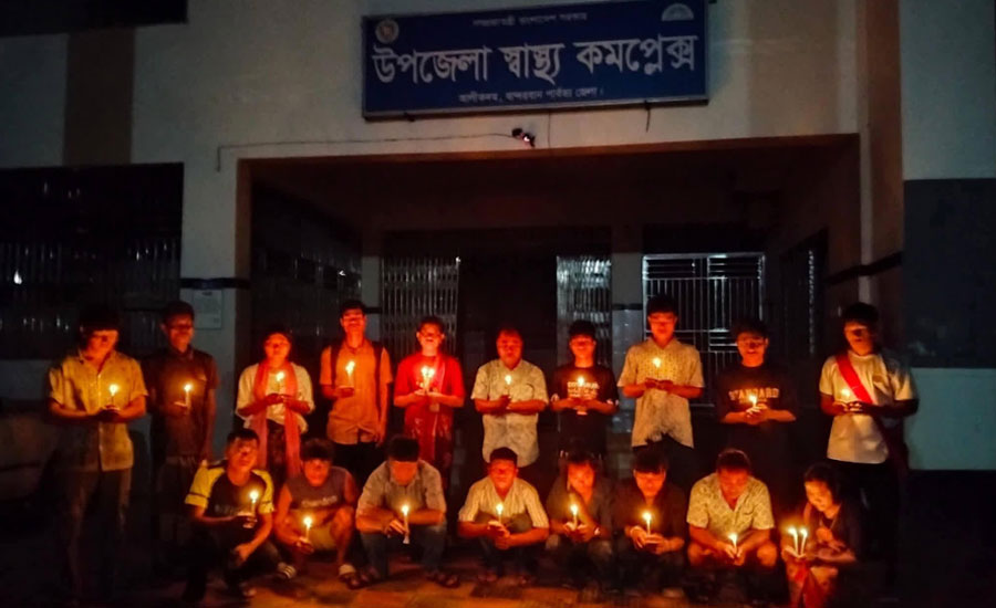 ছয় শিশুর স্মরণে স্বাস্থ্য কমপ্লেক্স প্রাঙ্গণে মোমবাতি ও প্রদীপ প্রজ্জ্বলন